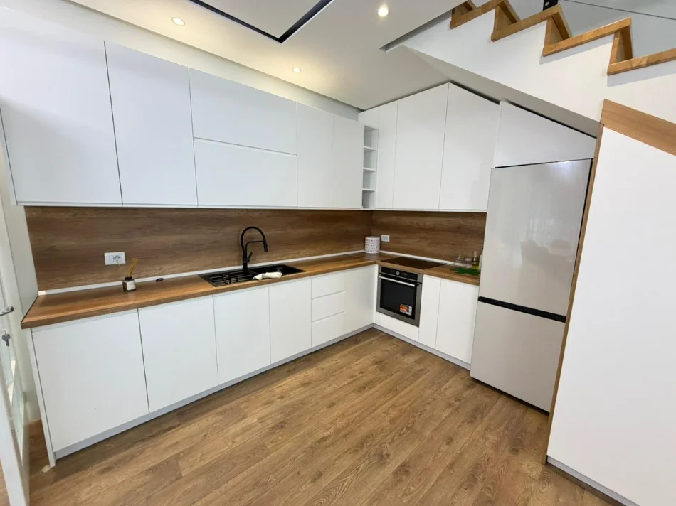 Tirane, jepet me qera apartament 2+1 , 900 €