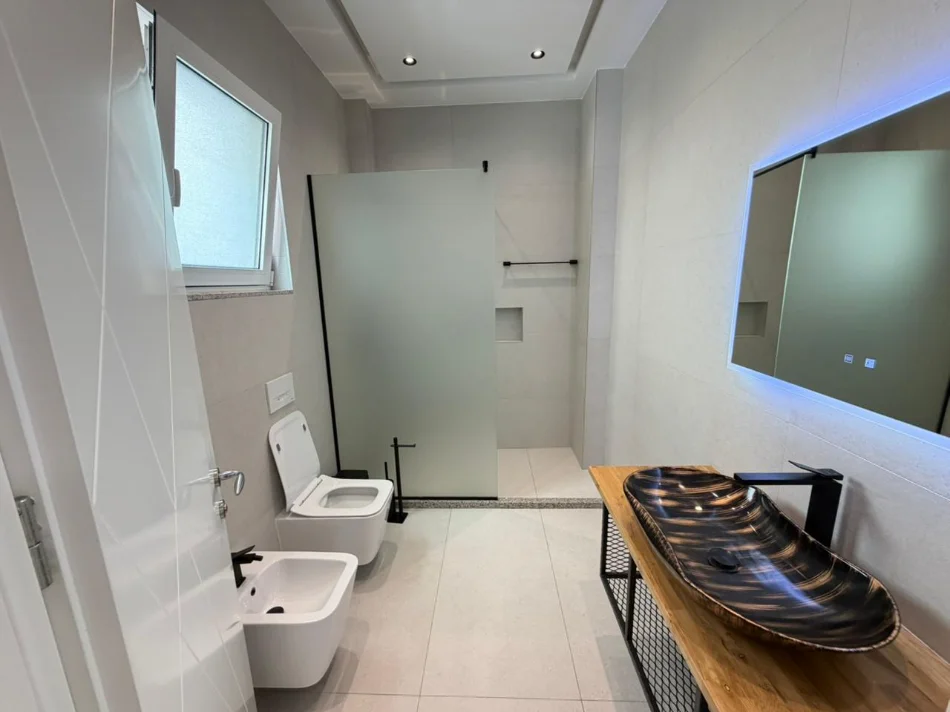 Tirane, jepet me qera apartament 2+1 , 900 €