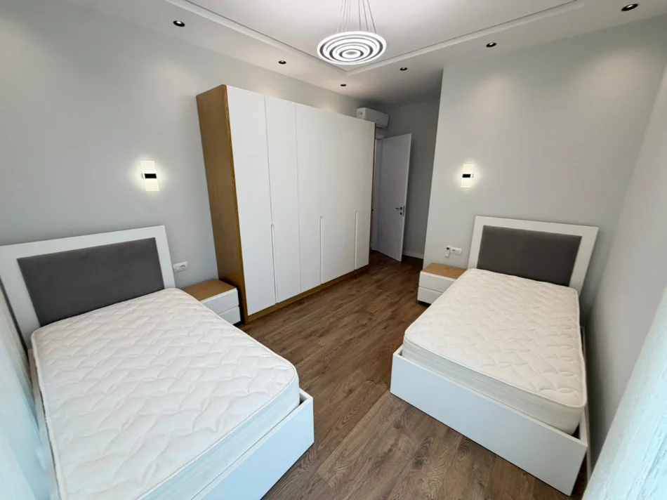 Tirane, jepet me qera apartament 2+1 , 900 €