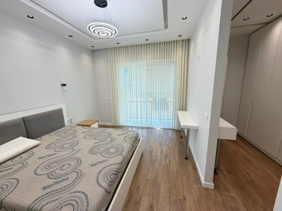 Tirane, jepet me qera apartament 2+1 , 900 €