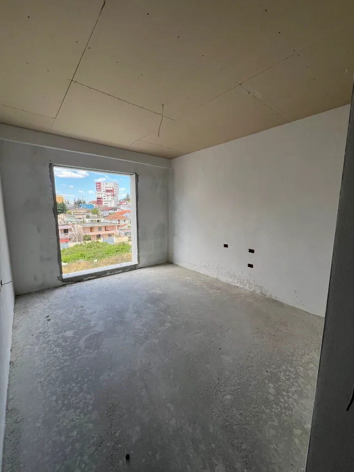 Tirane, shes apartament 2+1+Ballkon Kati 4, 104 m² 155.000 € (Kinostudio)