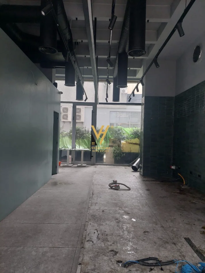 Tirane, jepet me qera dyqan Kati 0, 55 m² 900 € (KOMUNA E PARISIT)
