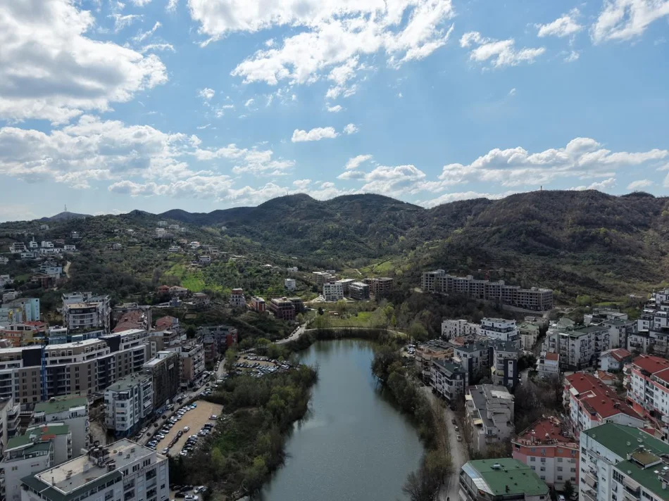 Tirane, shitet apartament 2+1+Ballkon Kati 7, 144 m² 260.000 € (Liqeni i Thate)