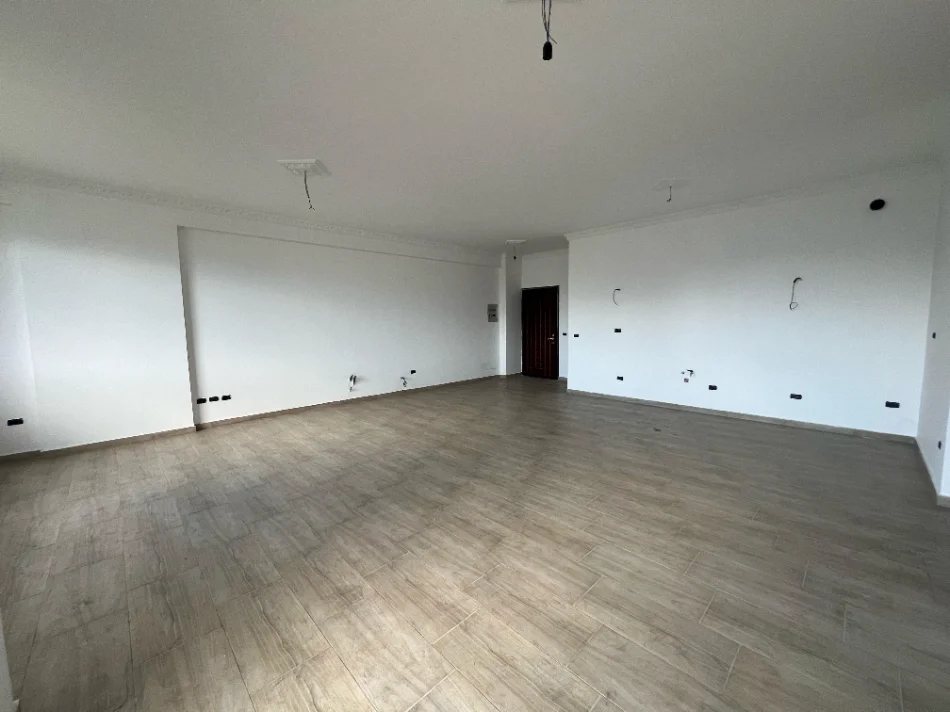 Tirane, shitet apartament 3+1 Kati 4, 140 m² 280.000 € 