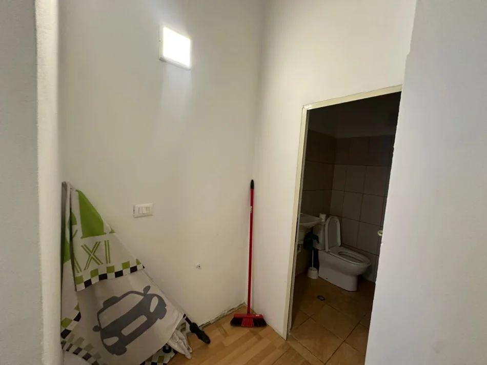 Durres, jepet me qera ambjent biznesi Kati 1, 40 m² 450 € (Plazh)