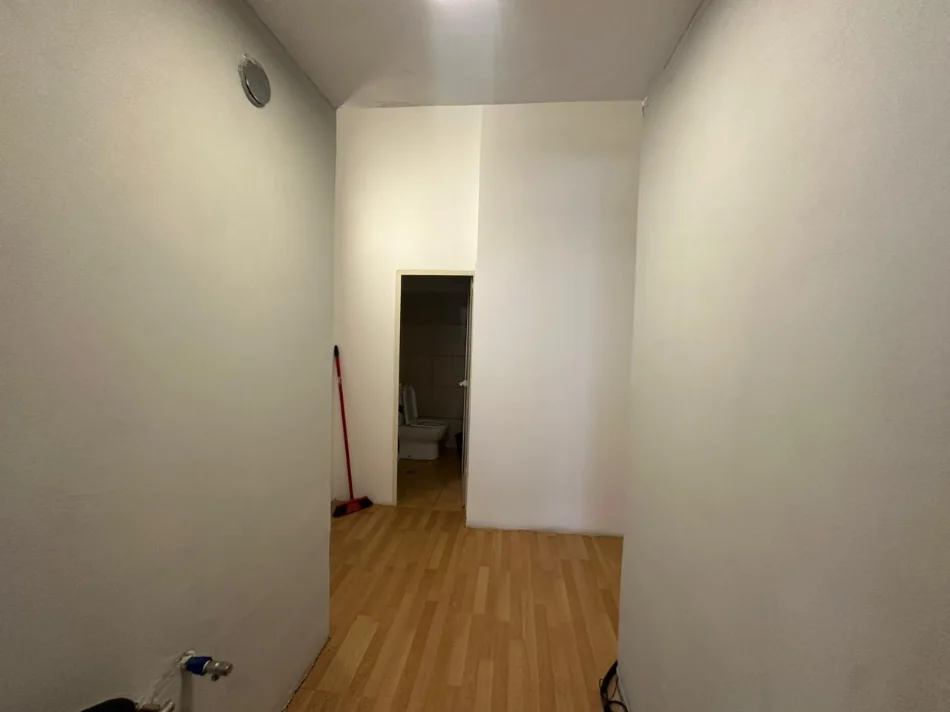 Durres, jepet me qera ambjent biznesi Kati 1, 40 m² 450 € (Plazh)