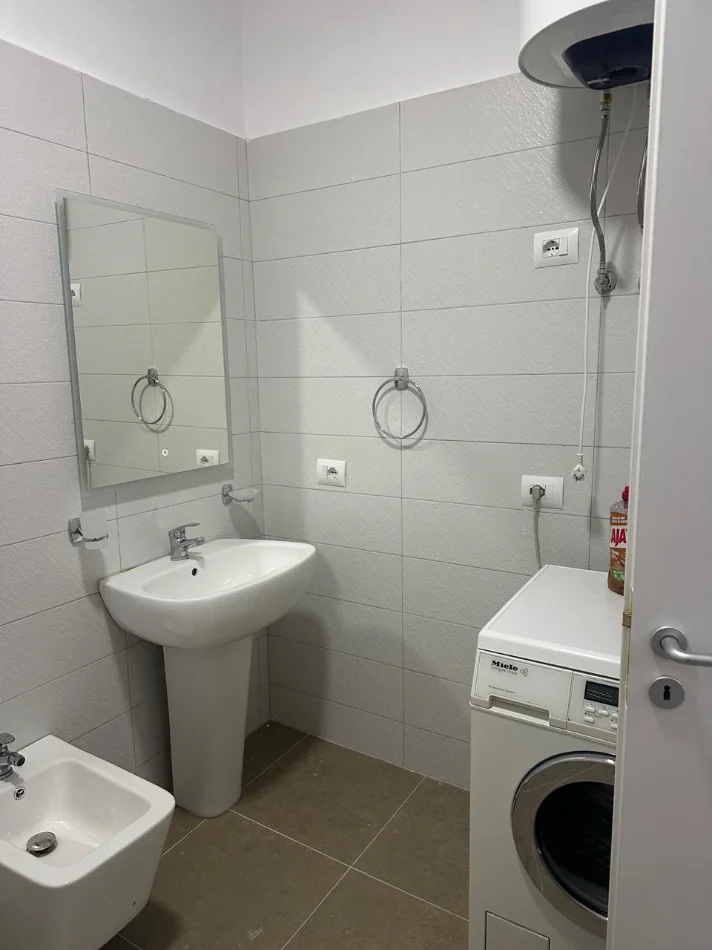Tirane, jepet me qera apartament 1+1 Kati 4, 