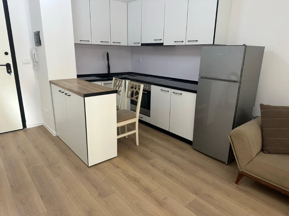Tirane, jepet me qera apartament 1+1 Kati 4, 