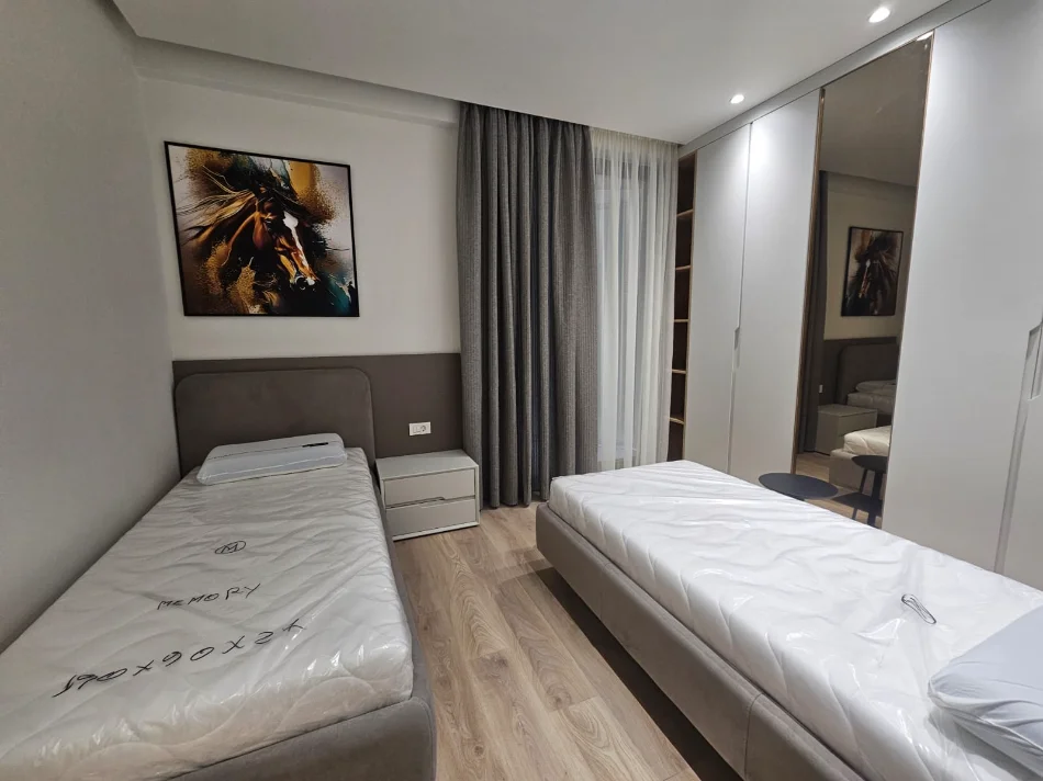 Tirane, jepet me qera apartament 2+1+Aneks+Ballkon Kati 1, 1.500 € 