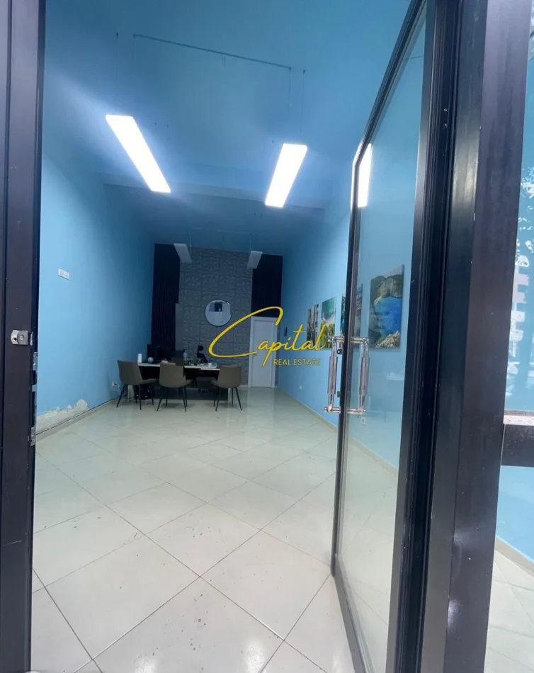 Tirane, jepet me qera dyqan Kati 0, 40 m² 500 € (ASTIR)