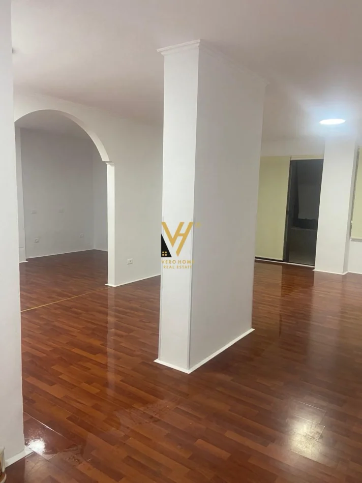 Tirane, jepet me qera zyre Kati 4, 120 m² 1.500 € (BLLOK)