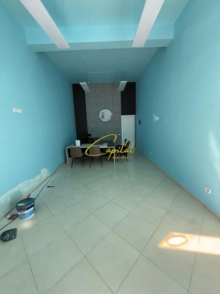 Tirane, jepet me qera zyre Kati 0, 40 m² 500 € (ASTIR)