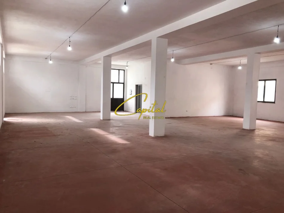 Tirane, jepet me qera magazine Kati 1, 680 m² 2.400 € (AUTOSTRADA TR-DR)