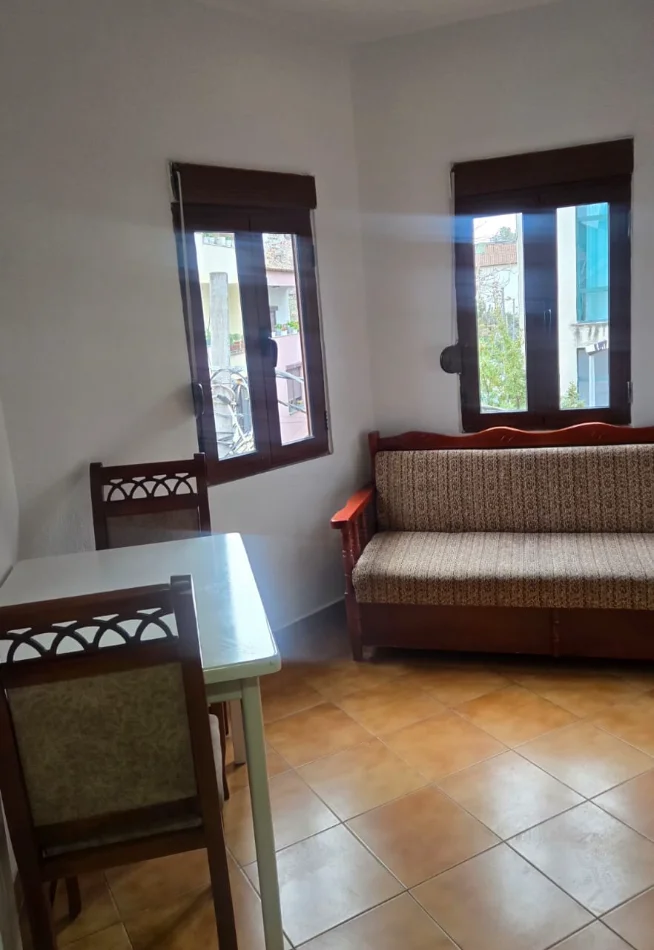Tirane, jepet me qera Vile 1+1 , 65 m² 350 € (Prane universitetit te mjeksise/ Spitali Amerikan 2)