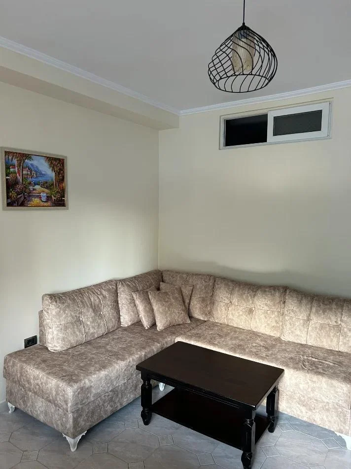 Shqiperi, jepet me qera apartament 1+1 Kati 3, 