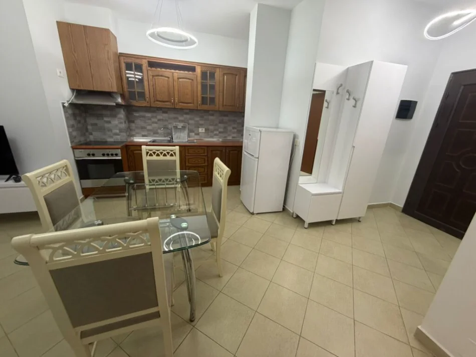 Tirane, jepet me qera apartament 1+1+Ballkon Kati 3, 70 m² 550 € (rruga Bill Klinton)