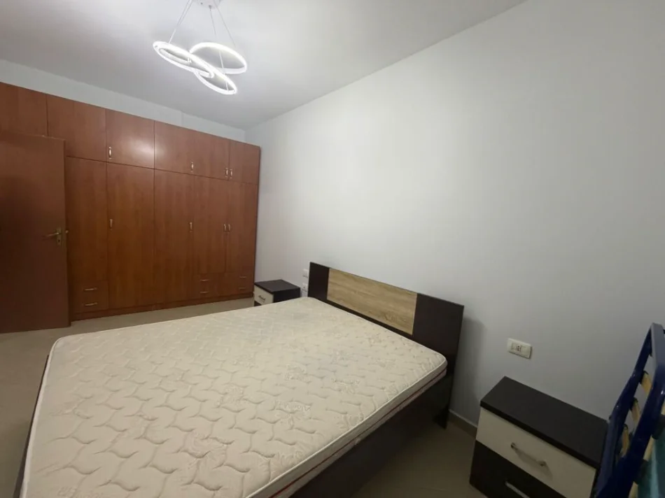 Tirane, jepet me qera apartament 1+1+Ballkon Kati 3, 70 m² 550 € (rruga Bill Klinton)