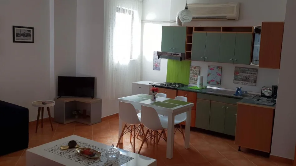 Tirane, jepet me qera apartament 1+1 Kati 2, 