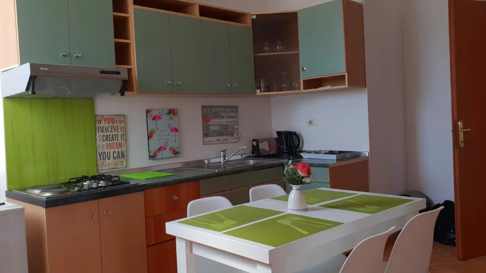 Tirane, jepet me qera apartament 1+1 Kati 2, 