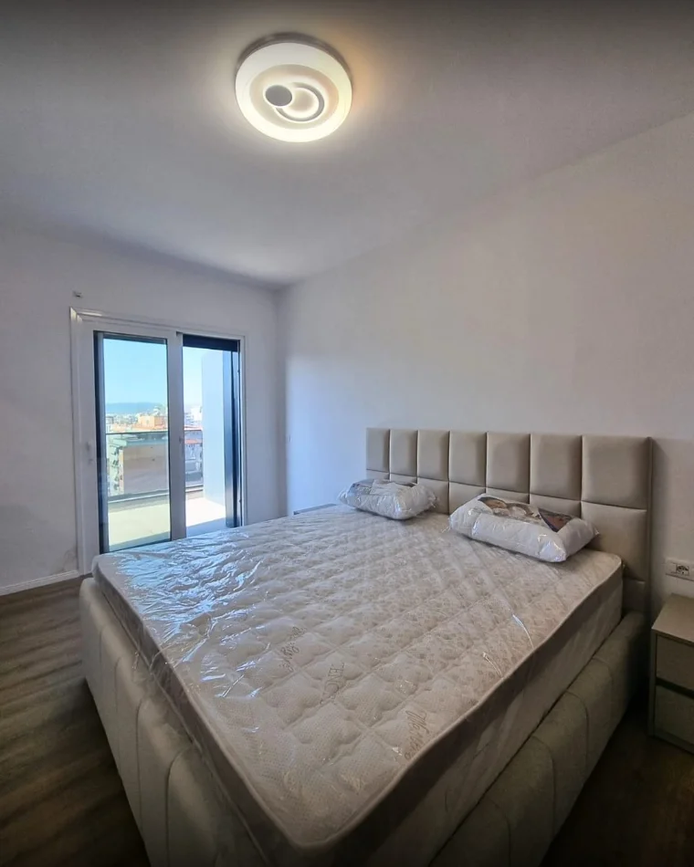Tirane, jepet me qera apartament 2+1+Ballkon Kati 9, 130 m² 1.200 € (Shkolla E Kuqe)