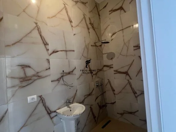 Tirane, jepet me qera zyre Kati 13, 106 m² 1.000 € (RRUGA E BARRIKADAVE)