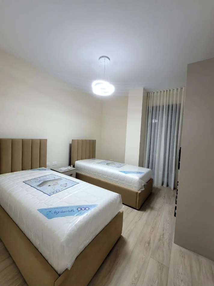 Tirane, jepet me qera apartament 2+1 Kati 1, 115 m² 1.000 € (Liqeni I Thate)