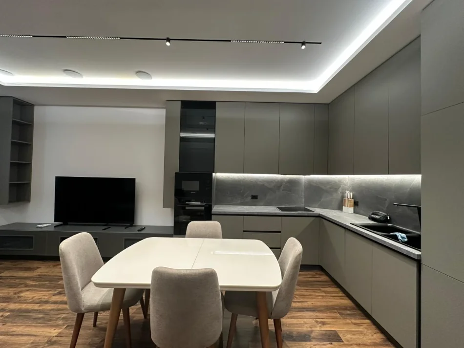 Tirane, jepet me qera apartament 1+1+Ballkon Kati 5, 95 m² 1.300 € (Lion Park)