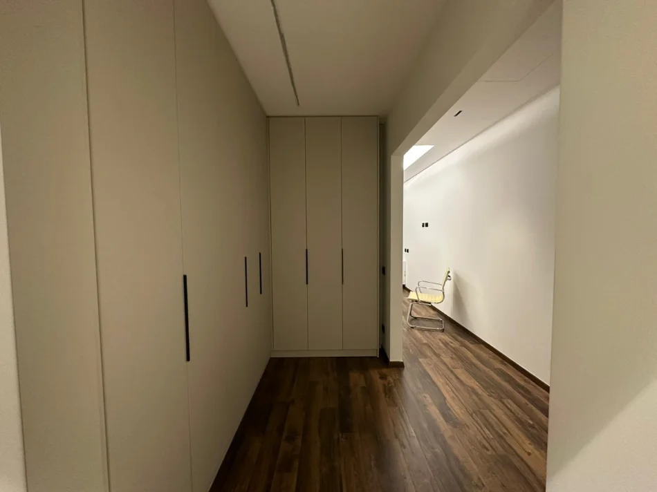 Tirane, jepet me qera apartament 1+1+Ballkon Kati 5, 95 m² 1.300 € (Lion Park)