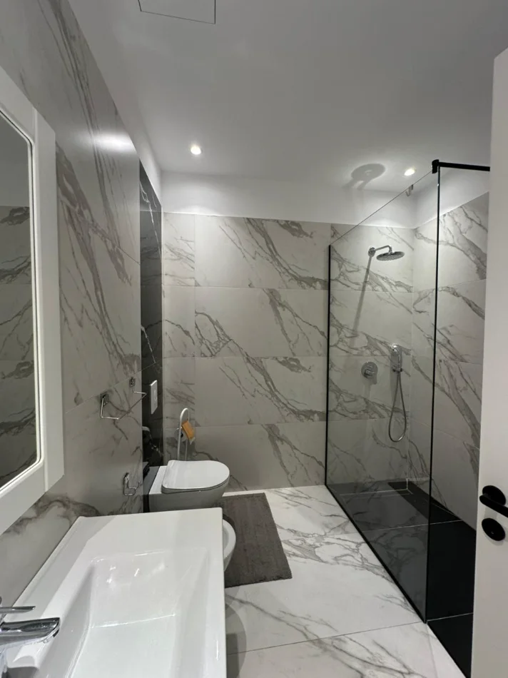 Tirane, jepet me qera apartament 1+1+Ballkon Kati 5, 95 m² 1.300 € (Lion Park)