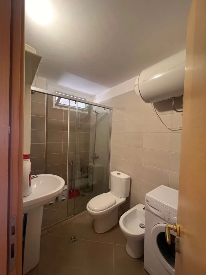 Tirane, jepet me qera apartament 2+1 Kati 2, 108 m² 800 € 