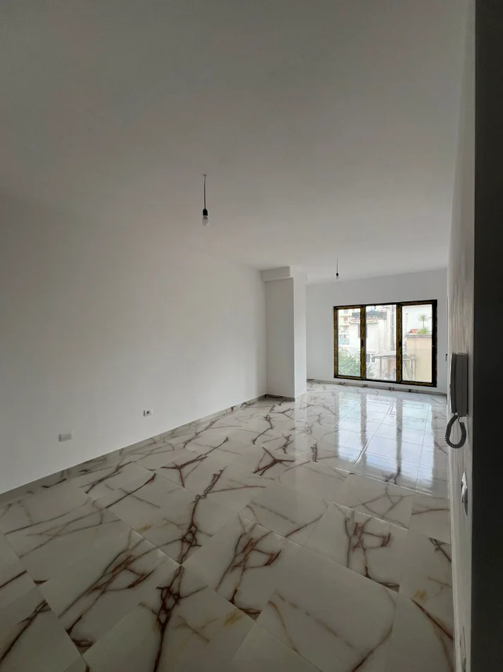 Tirane, jepet me qera zyre Kati 3, 76 m² 700 € (RRUGA E BARRIKADAVE)