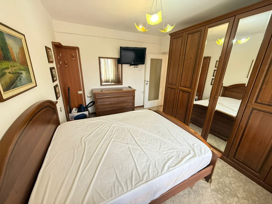 Tirane, jepet me qera 2+1 ,