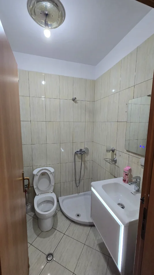 Tirane, jepet me qera apartament 1+1 , 53 m² 500 € (Pallati me shigjeta)