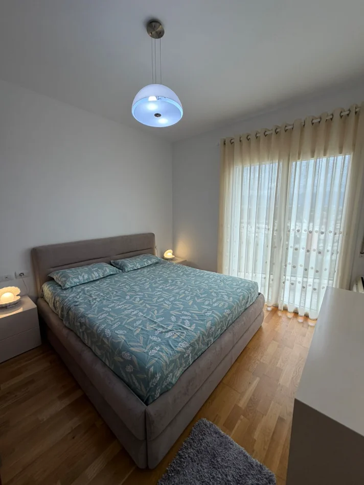 Tirane, jepet me qera apartament 2+1+Ballkon Kati 2, 100 m² 900 € (Kopshti Botanik)