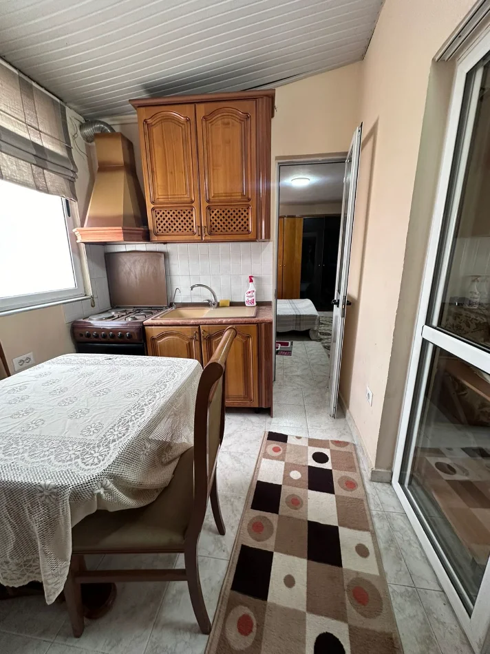 Tirane, jepet me qera apartament 3+1 Kati 2, 100 m² 500 € (rruga dritan hoxha)
