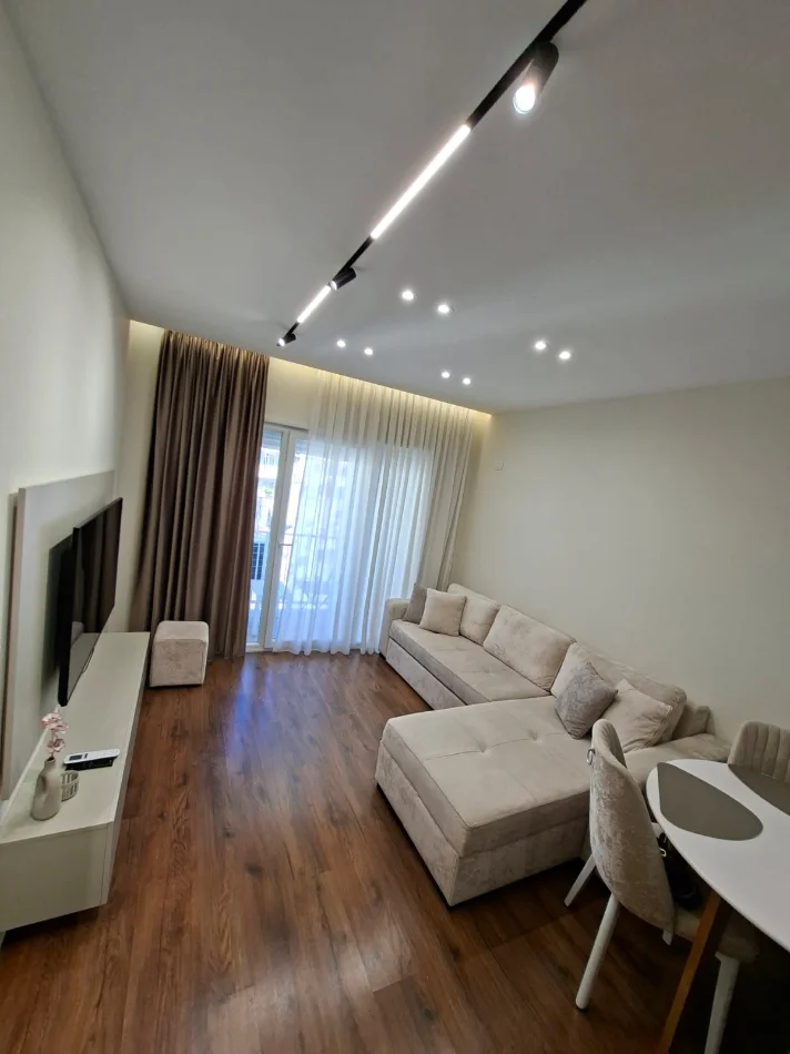 APARTAMENT MODERN 1+1 RR. BARRIKADAVE 600 €