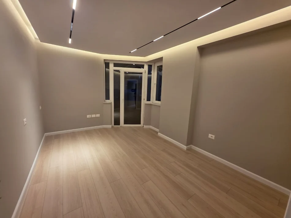 Tirane, shitet apartament 2+1+Ballkon Kati 8, 112 m² 305.000 € (Ish Ekspozita)