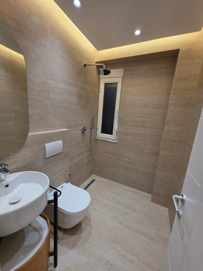 Tirane, shitet apartament 2+1+Ballkon Kati 8, 112 m² 305.000 € (Ish Ekspozita)