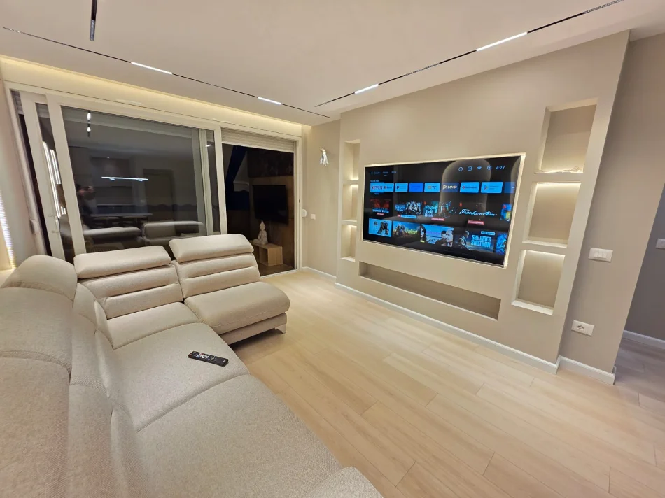 Tirane, shitet apartament 2+1+Ballkon Kati 8, 112 m² 305.000 € (Ish Ekspozita)