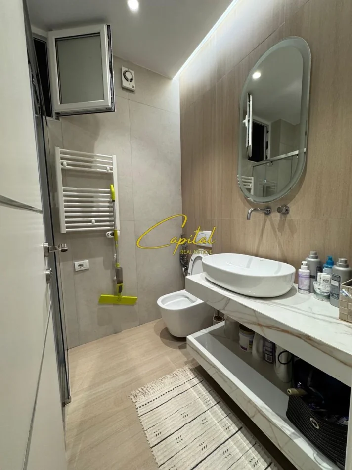 Tirane, jepet me qera apartament 1+1 Kati 6, 63 m² 800 € (LIQENI ARTIFICIAL)