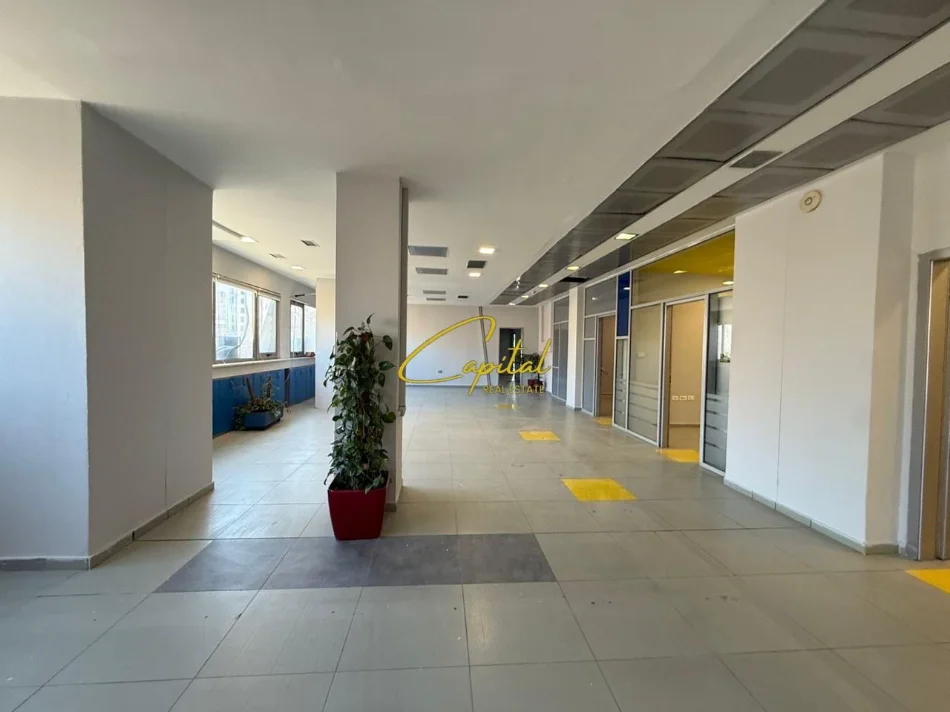 Tirane, jepet me qera ambjent biznesi Kati 2, 916 m² 18.000 € (RRUGA E KAVAJES)