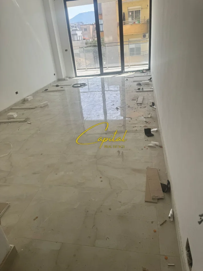 Tirane, jepet me qera ambjent biznesi Kati 1, 120 m² 1.000 € (GOLDEN TOWER REZIDENCE)