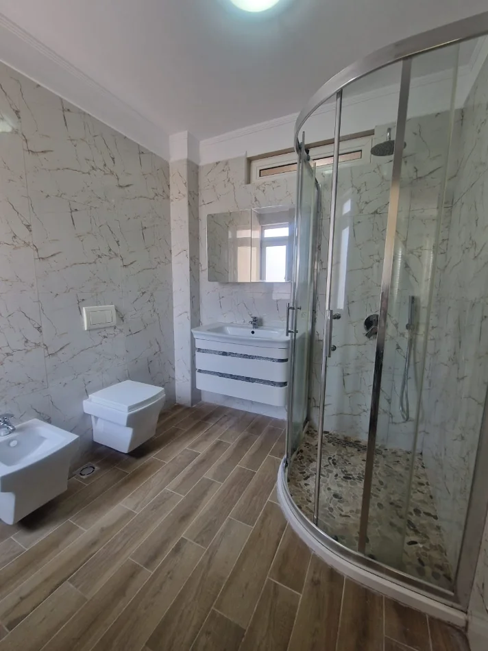 Tirane, shitet apartament 3+1+Ballkon Kati 4, 127 m² 219.000 € (Porcelan afer UET)