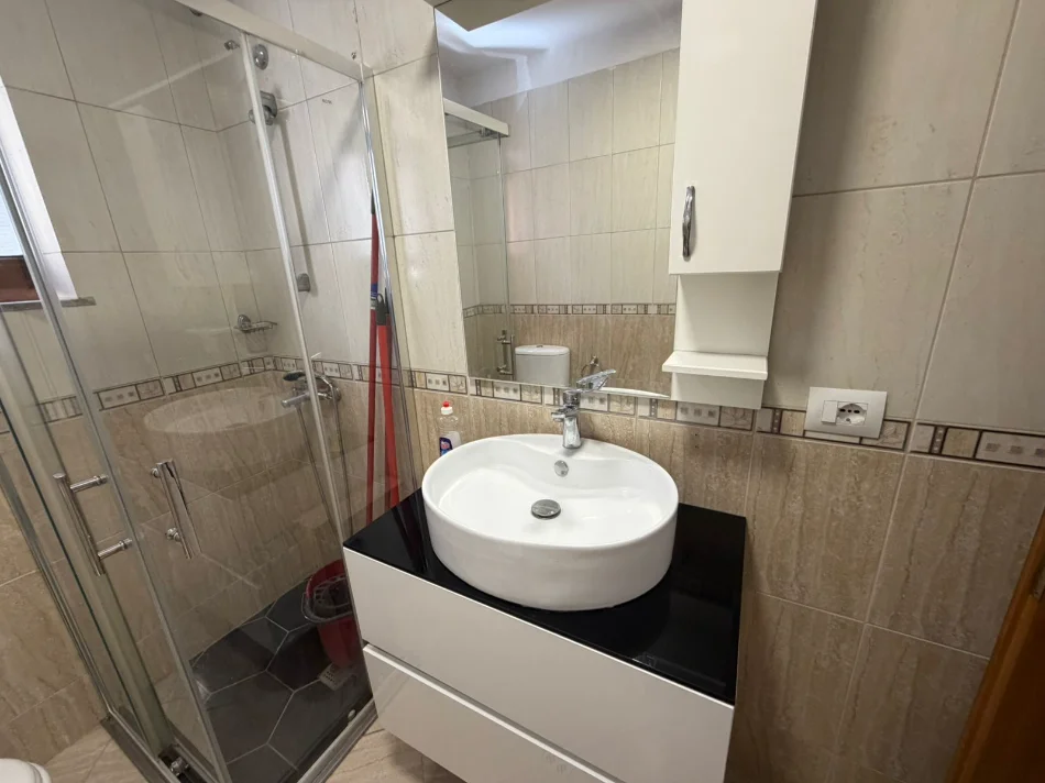 Tirane, jepet me qera apartament 1+1 Kati 2, 60 m² 600 € 