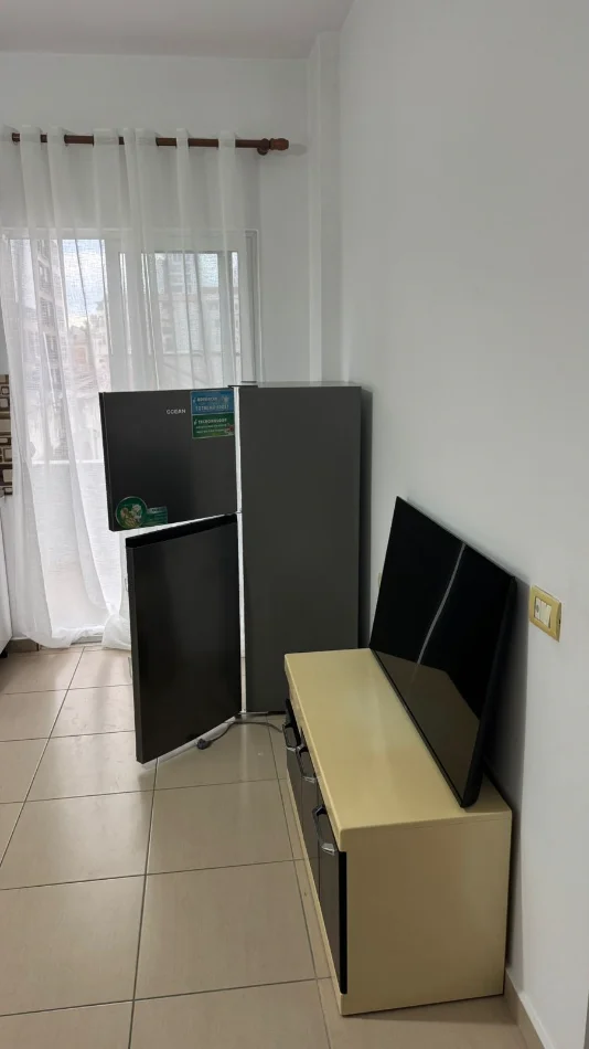 Shqiperi, jepet me qera apartament 1+1 Kati 3, 