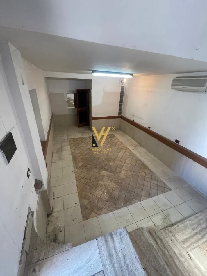 Tirane, shitet dyqan Kati 0, 20 m² 145.000 € (RRUGA E DURRESIT)