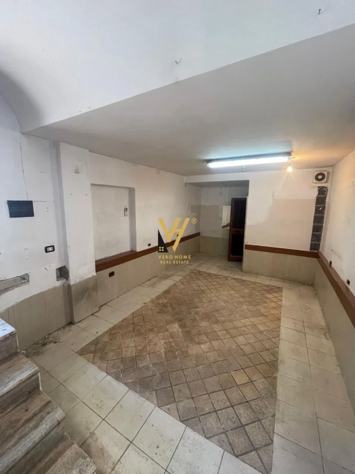 Tirane, shitet dyqan Kati 0, 20 m² 145.000 € (RRUGA E DURRESIT)
