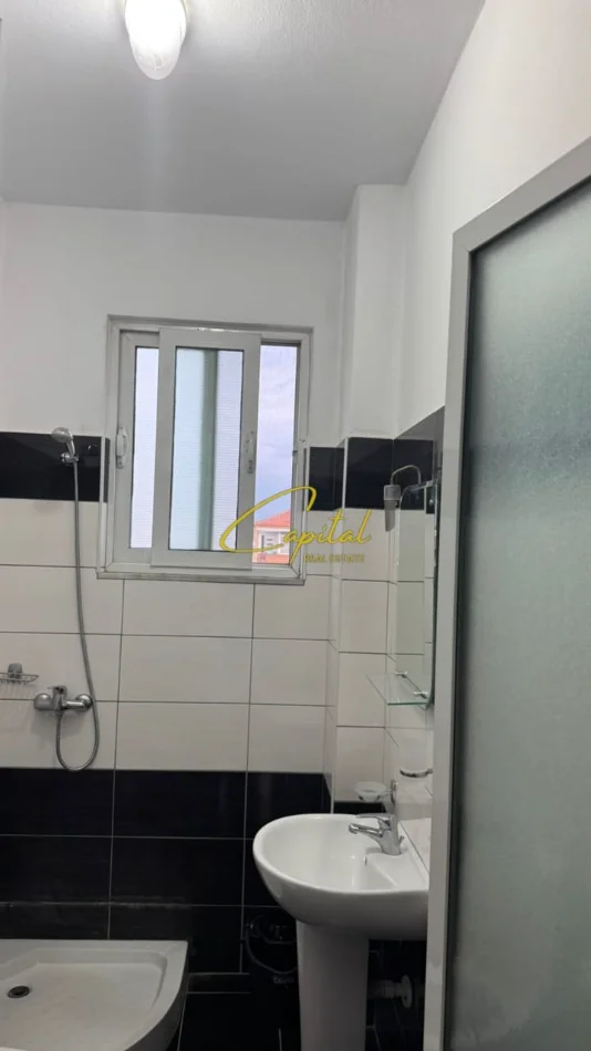 Tirane, jepet me qera apartament 1+1 Kati 3, 60 m² 450 € (5 MAJI)