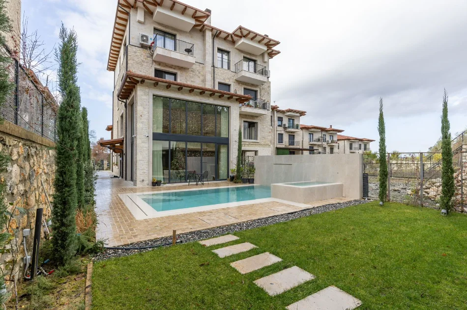 Tirane, shitet apartament duplex 3+1 Kati 0, 300 m² 800.000 € (Lunder)