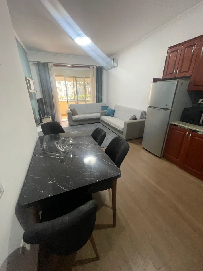 Jepet me qira apartament 2+1 , 400 € , ne Fresk